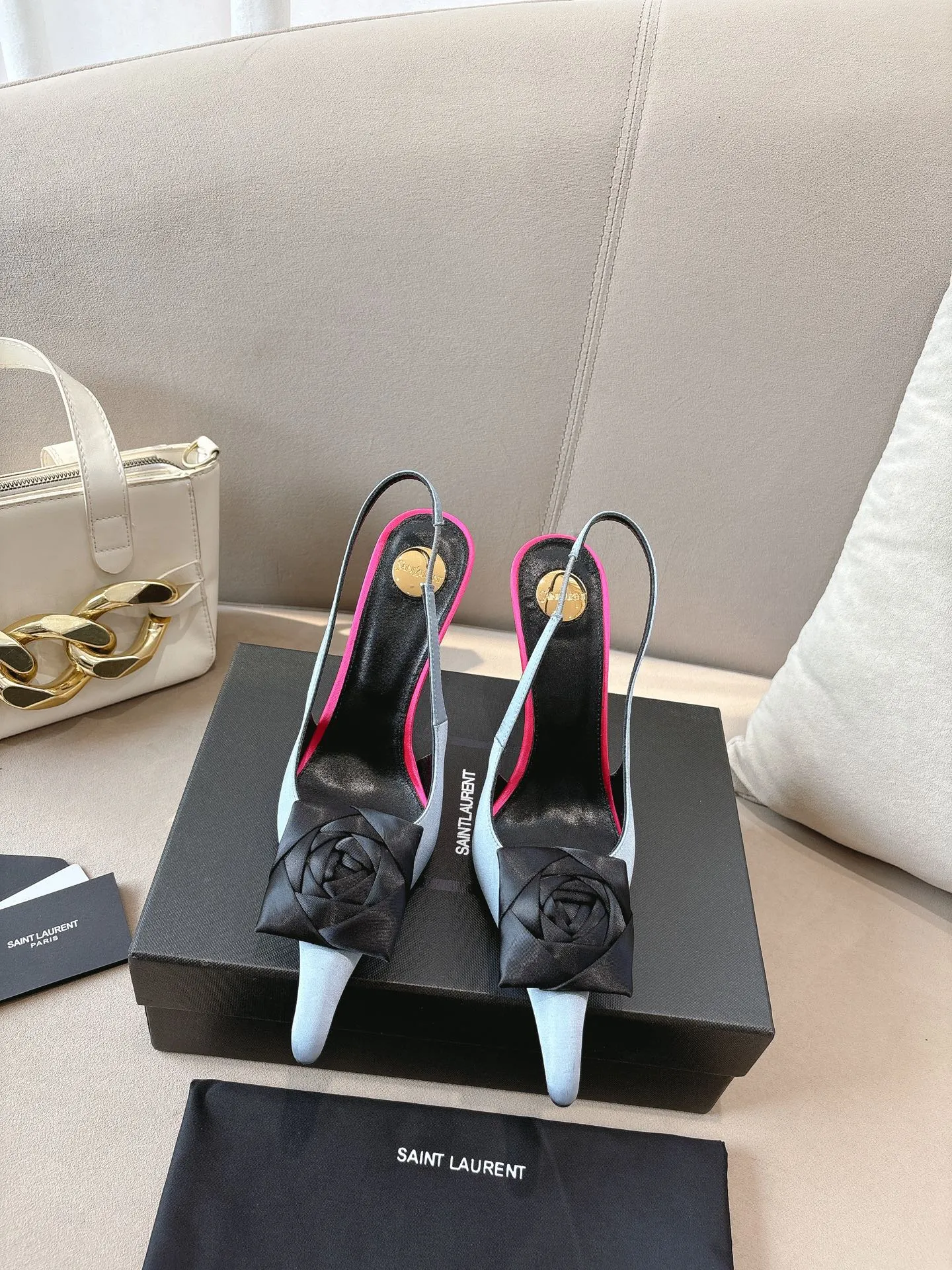 👟👟Ex-factory price 680👟👟 Saint Laurent ysl 25ss/autumn and winter ready-to-wear flower series catwalk style high heels. The toe and contrasting color design make the final effect quite impressive. The different colors are also very beautiful. Straight heels, curved heels, with flowers, and without flowers can be selected. Only YSL understands women’s hearts best and does not accept refutation. It is a super invincible feminine artifact, a must-have for women (z-brand full-body customization, own molded hardware accessories, perfect consistency) ✔ Upper: imported cow patent leather ✔ Inner lining: imported 🐑 goat leather ✔ Sole: imported genuine leather outsole ✔ Heel height: 10.5cm ✔ Size: 36-39 (40, 41, 42 can be customized and non-returnable) Flower style (full set of packaging)